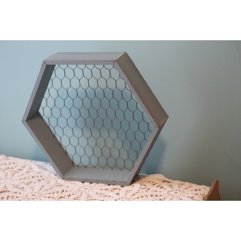 Rustic Chicken Wire Shelf: Farmhouse Decor